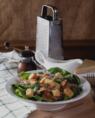 Tahta masadaki Taze Sezar Salatası