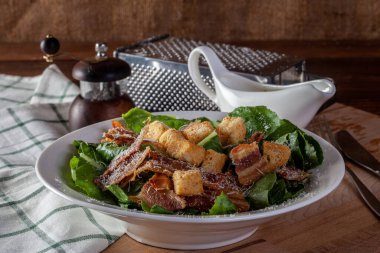 Tahta masadaki Taze Sezar Salatası