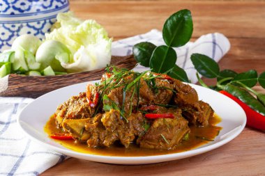 Körili kızarmış domuz eti. Tayland Yemeği