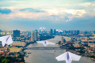 Kağıt uçak, temiz enerji konsepti.