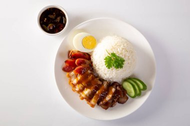 Beyaz arka planda kırmızı domuz pirinci