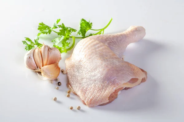 Gambe Pollo Crude Con Spezie Verdure Uno Sfondo Bianco — Foto Stock