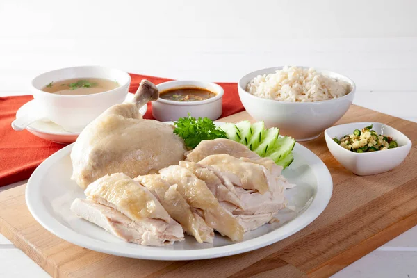 Tavuklu pilav, pilavlı buğulanmış tavuk, ahşap arka planda Khao Mun Kai.