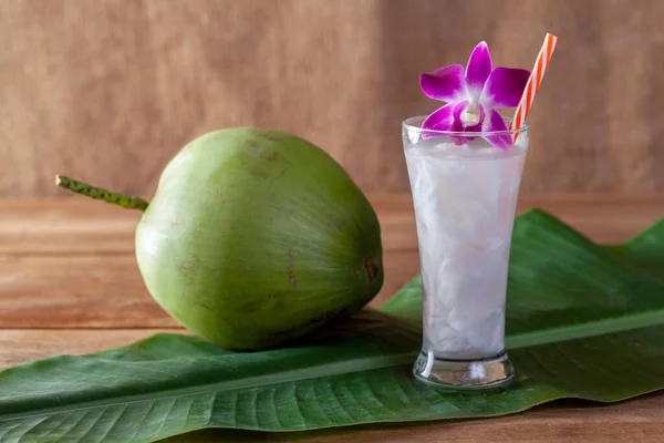 Agua Fresca Coco Vaso Sobre Una Tabla Madera Para Beber — Foto de Stock