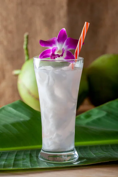 Agua Fresca Coco Vaso Sobre Una Tabla Madera Para Beber — Foto de Stock