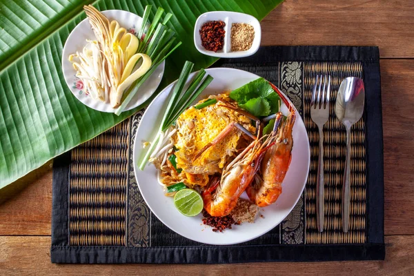 Tayland usulü karidesli erişte.)