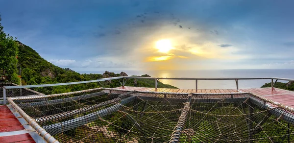 Şehir simgesi, balkon, denizde gün doğumunda dönüm noktası