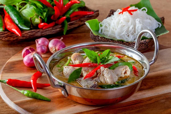 Curry Verde Con Pollo Sobre Fondo Madera Cocina Tailandesa — Foto de Stock