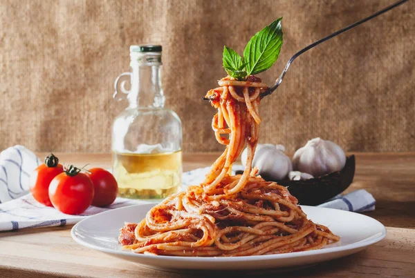Espaguetis Plato Sobre Fondo Madera — Foto de Stock