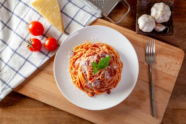 Spaghetti Einer Schüssel Auf Einem Hölzernen Hintergrund — Stockfoto