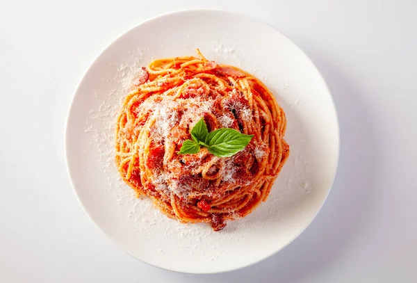 Spaghettis Dans Plat Sur Fond Blanc — Photo
