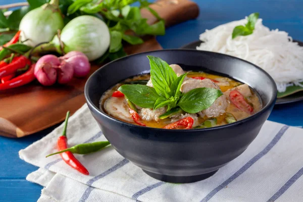 Groene Curry Met Visbal Houten Achtergrond Thaise Keuken Rechtenvrije Stockfoto's