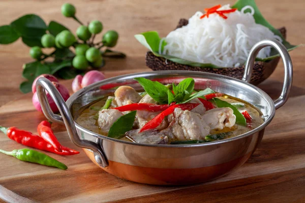 Groene Curry Met Kip Houten Achtergrond Thaise Keuken Stockfoto