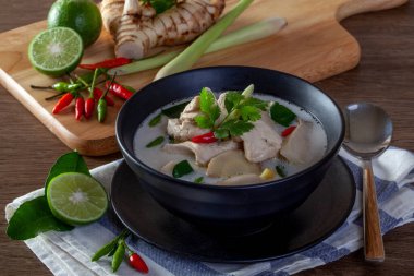 Tavuk Hindistancevizi Çorbası (Tom Kha Kai) Tayland yemeği