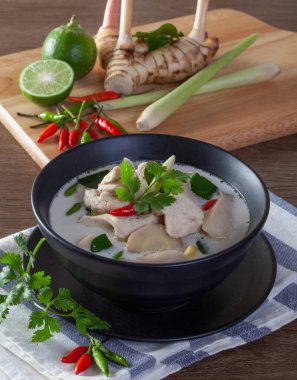 Tavuk Hindistancevizi Çorbası (Tom Kha Kai) Tayland yemeği