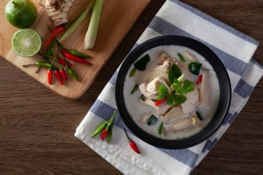 Tavuk Hindistancevizi Çorbası (Tom Kha Kai) Tayland yemeği