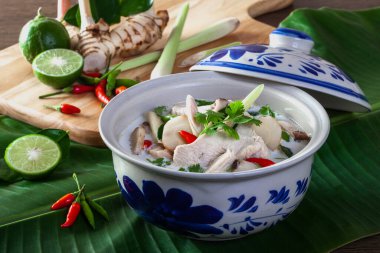 Tavuk Hindistancevizi Çorbası (Tom Kha Kai) Tayland yemeği