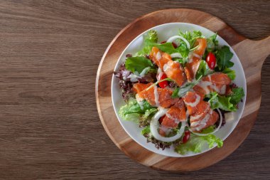 Taze sebze salatası ve füme somon.