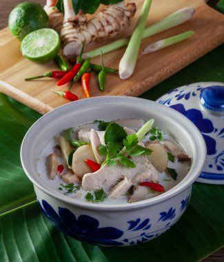 Tavuk Hindistancevizi Çorbası (Tom Kha Kai) Tayland yemeği