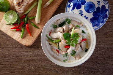 Tavuk Hindistancevizi Çorbası (Tom Kha Kai) Tayland yemeği