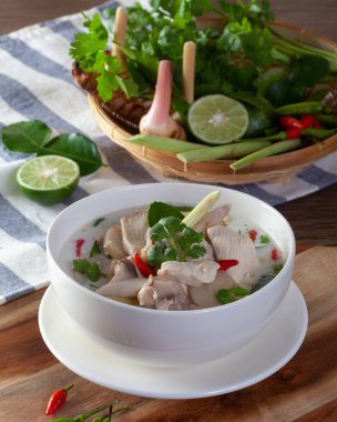 Tavuk Hindistancevizi Çorbası (Tom Kha Kai) Tayland yemeği