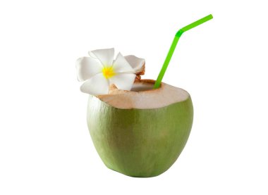 Taze yeşil hindistan cevizi ve saman içilmeye hazır beyaz arka planda izole edilmiş.