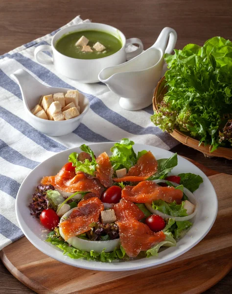 Taze Sebze Salatası Füme Somon — Stok fotoğraf