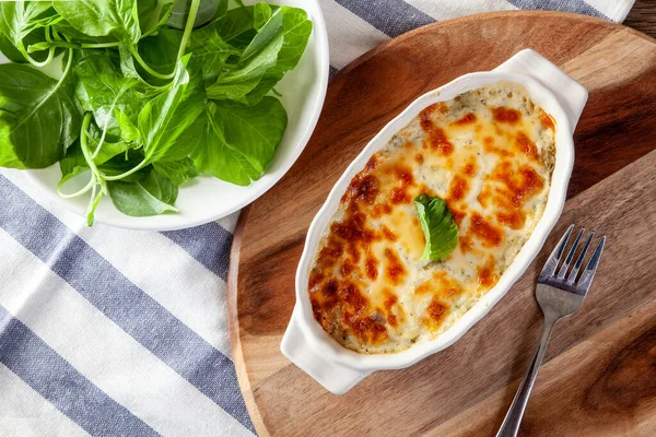 Spinaci Forno Con Formaggio Uno Sfondo Legno — Foto Stock