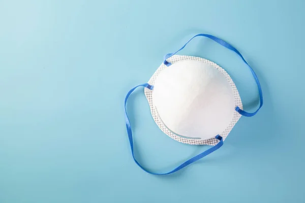 Plastik Kulaklıklı Bir Maske Ağız Burnu Kapatmak Için N95 Maskesi — Stok fotoğraf