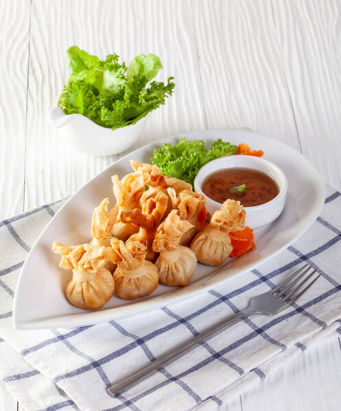 Традиционная тайская еда мешок денег или золотой мешок закуски
