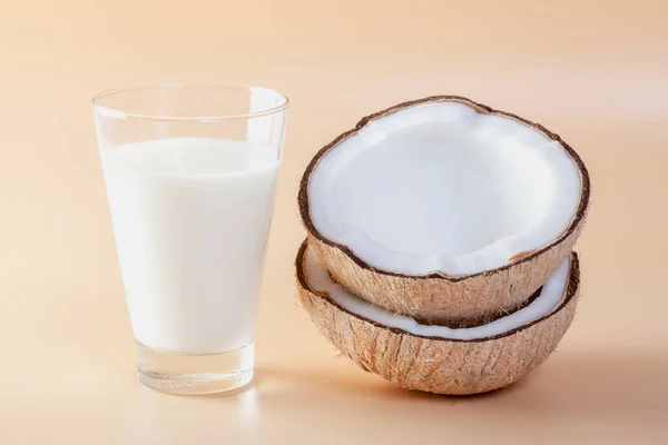 Turuncu zeminde taze hindistan cevizi.