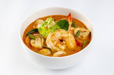 Beyaz arka planda beyaz bir kasede karides Tom Yum