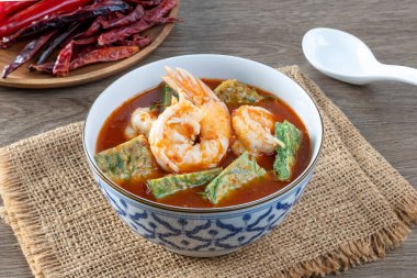 Ahşap bir masada Acacia (Cha-om) ile Karides Ekşi Çorbası