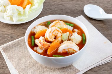 Karides ve karışık sebzeli sıcak ve ekşi çorba.