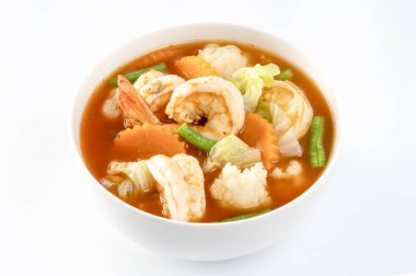 Karides ve karışık sebzeli sıcak ve ekşi çorba.