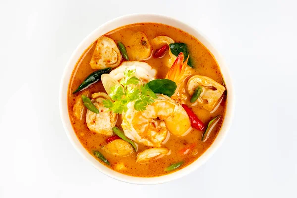 Beyaz arka planda beyaz bir kasede karides Tom Yum