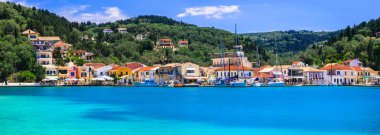 Ionian Islands, Yunanistan - Paxos, turkuaz suları ve pitoresk köy ile.
