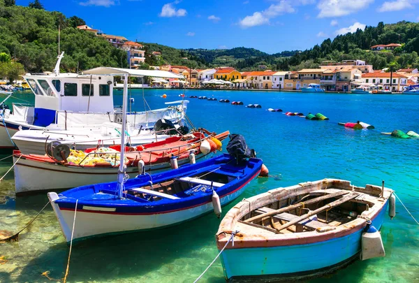 Hermosa Auténtica Grecia Bahía Pictórica Con Barcos Pesca Playa Lakka — Foto de Stock