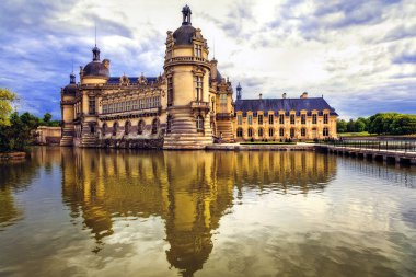 Fransa - royal Chateau de Chantilly, panoramik görünümünün güzel kaleleri.