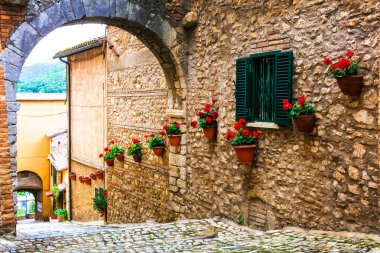 Geleneksel Ortaçağ köyleri pitoresk caddeleri Casperia, çevre Rieti, Lazio, İtalya-.