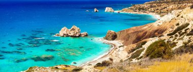 En güzel plajları Kıbrıs - Petra tou Romiou, masmavi deniz ve benzersiz kayalar.