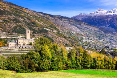 Kaleler Valle d'Aosta. Castello Reale di Sarre, Dağları ve ağaçları ile Italy.Panoramic görünümü.
