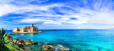 Etkileyici Aragonca kalede deniz, Le Castella, Crotone, Calabria, İtalya.