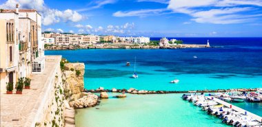 Otranto - turkuaz deniz in Puglia güzel kıyı kenti. Panoramik, İtalya.