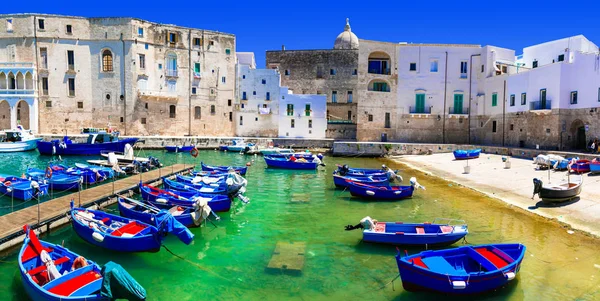 Traditionele Italië Witte Stadje Monopoli Met Kleurrijke Vissersboten Puglia — Stockfoto