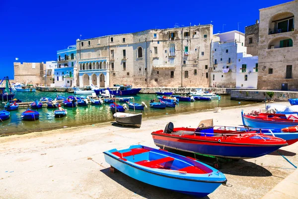 传统的意大利 白色镇 Monopoli 与五颜六色的渔船 普利亚 — 图库照片