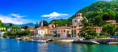 Pitoresk göl Lago Maggiore. güzel Laveno Mombello kasaba. Lombardia, İtalya.