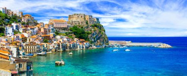  güzel plajları ve Calabria - Scilla şehirleri. İtalya.