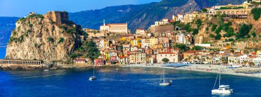 güzel plajları ve Calabria - Ortaçağ Scilla şehirleri. İtalya.