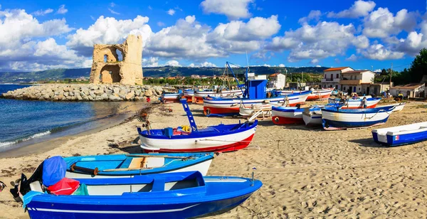 Geleneksel Balıkçı Köyü Briatico Calabria Ile Renkli Tekneler Talya — Stok fotoğraf